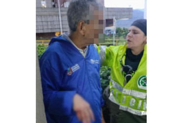 El funcionario agredido fue ayudado por la Policía. Al hombre agresor lo llevaron al CAI de El Cable.