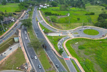 La intersección Galicia en Pereira fue inaugurada de espaldas a la Gobernación de Risaralda, que no fue invitada al acto, programado por el Ministerio del Transporte. El principal reparo que hizo el gobernador Juan Diego Patiño, fue que la obra se realizó sin recursos nacionales, siendo el resultado del programa Vías del Samán, que financian los peajes entre el Valle del Cauca y Risaralda.  Aún así, la obra se inauguró y fue presentada ante la comunidad de Galicia, cerca de 34 personas según cifras del prog
