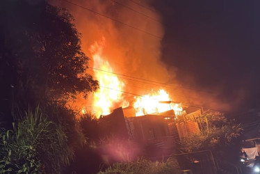 Las llamas fueron reportadas a los bomberos a eso de las 8:45 p. m