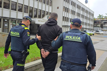 Este sujeto registra 10 sentencias condenatorias en el Eje Cafetero y en Cali por el delito de hurto calificado y agravado, la mayoría relacionadas con el hurto a residencias, alcanzando unos 13 años en penas de prisión, lo que evidencia su reiterada conducta delictiva.