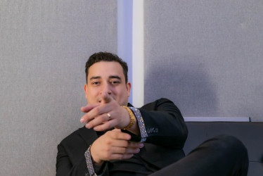 Kevin Gómez lanza Hipocresía, canción cargada de ironía, verdad y carácter que aborda una realidad cotidiana: las falsas amistades y las relaciones construidas desde la doble moral.