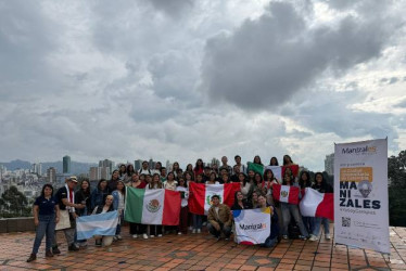 Foto I Cortesía Manizales Campus Universitario I LA PATRIA  Grupo de estudiantes internacionales ayer en el Parche de bienvenida, en su paso por el parque de los Yarumos de Manizales.
