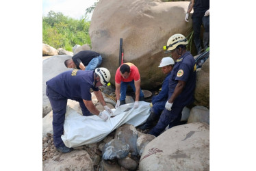 Bomberos adelantó el rescate de la víctima. Fotos de Bomberos.