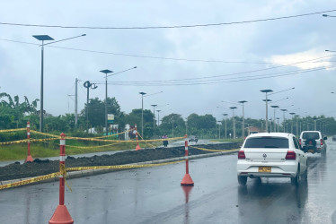 Conductores reportan deterioro de la vía, trancones y riesgo de accidentes mientras el proyecto aún no se completa.