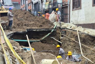 El cráter de una calle de Manizales empieza a desaparecer. Una tractomula rompió la vía en la madrugada del sábado. Se han desplegado 40 trabajadores para la reparación.