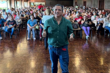 Óscar Alonso Vargas durante un encuentro con la comunidad.