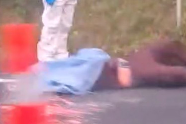 La víctima no portaba documentos, por lo que hasta el momento no ha sido posible establecer su identidad.