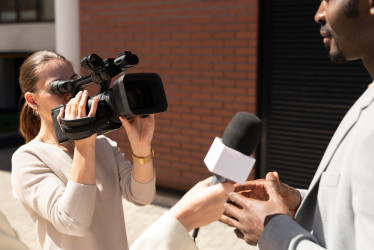 Grupo de personas que toman una entrevista al aire libre