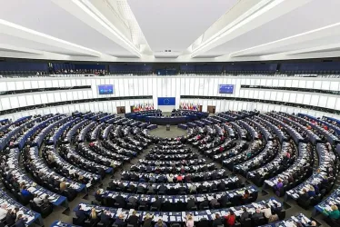 El Parlamento Europeo aprueba cambios en la normativa sobre países seguros para la devolución de migrantes.