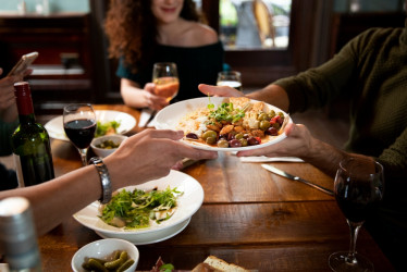 Cerrar manos sosteniendo plato de comida