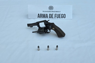 Tabares intentó deshacerse del arma de fuego, pero los uniformados lo sorprendieron botándola.