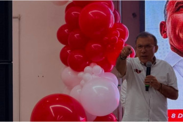 Roy Barreras, aparte de ser político, es médico y escritor de libros. 