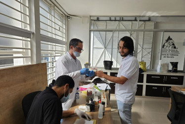 Trabajadores cafeteros participaron en toma de muestras y capacitaciones sobre manejo seguro de plaguicidas en el Quindío.