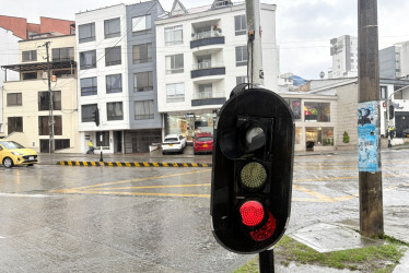Este es el semáforo que se cayó en el Parque de las Garzas en Palermo debido a las lluvias de este jueves. Hubo emergencias en varias zonas de Manizales.