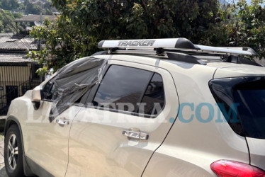 Uno de los vehículos que recibió impactos por arma de fuego.