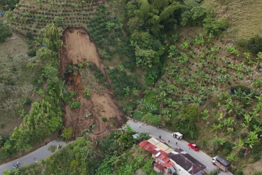Este es el derrumbe que cayó este miércoles y que cerró el paso en la vía entre Manzanares y Pensilvania.