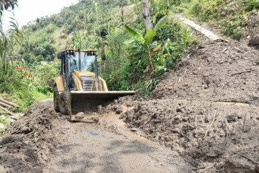En Santa Bárbara y La Italia, veredas de Manzanares, trabajan este viernes para habilitar el paso.