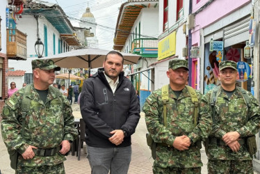 Foto | Jorge Iván Castaño | LA PATRIA El alcalde de Neira, Jhon Jairo Castaño, recibió la visita de los altos mandos que pasaron revista por el municipio.