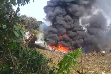 Un avión de la Fuerza Aérea Colombiana, que transportaba soldados, se accidentó poco después de despegar. Se desconoce la cantidad de víctimas.