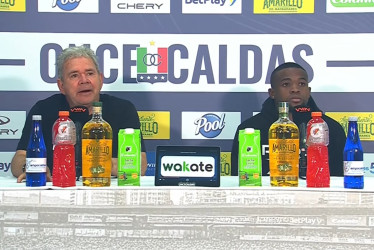 Hernán Darío Herrera respondió a los hinchas que le exigen títulos con el Once Caldas. En la foto, el técnico Herrera y Jáder Quiñones, mediocampista titular del Once Caldas en el partido frente a Deportivo Pasto. 