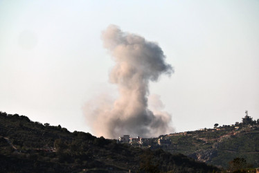 El humo se eleva desde una aldea en el sur del Líbano luego de un ataque israelí, visto desde la frontera en la Alta Galilea, en el norte de Israel.