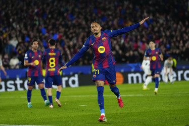 El delantero brasileño del Barcelona Raphinha celebra su segundo gol durante el partido de vuelta de los octavos de final de la Liga de Campeones disputado entre el Barcelona y el Newcastle, este miércoles en el Camp Nou.