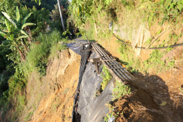 Así está el puente que instaló la comunidad de la vereda Java tras perder parte de la vía principal, en Manizales.