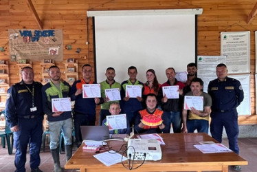 Celebran con pastel por nueva brigada Foto | Cortesía Bomberos | LA PATRIA