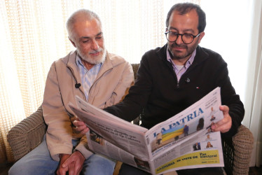 Fernando-Alonso Ramírez (der.) visitó la casa del suscriptor de LA PATRIA Jorge Hernán Hoyos para el primer capítulo de 'Conversaciones con el director', un producto que busca generar un diálogo directo entre el periódico y sus lectores más fieles.