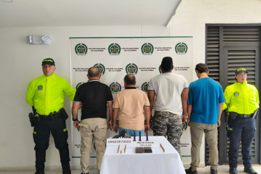 A los cuatro capturados les incautaron un arma de fuego y munición.