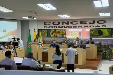 La Gobernación de Risaralda destaca inversión de $3 mil 900 millones en vías terciarias de Dosquebradas para mejorar movilidad rural y urbana.