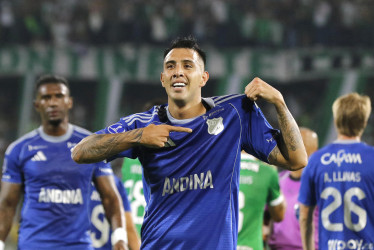 Rodrigo Contreras de Millonarios celebra un gol este miércoles, durante un partido de la primera fase de la Copa Sudamericana entre Atlético Nacional y Millonarios en el estadio Atanasio Girardot en Medellín (Colombia).