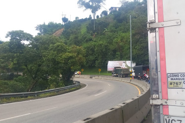 Un derrumbe cerca del sector La Estampilla causó el cierre de un carril en el sentido de descenso en la vía Manizales - Pereira, administrada por Autopistas del Café.