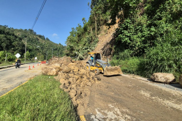 Hay paso en un sentido en la vía Panamericana, tras el derrumbe de este domingo en Manizales. Autoridades evalúan daños y trabajan para restablecer el tránsito.