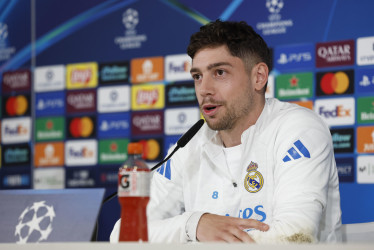 El jugador del Real Madrid Federico Valverde, durante la rueda de prensa que ha ofrecido este martes en Valdevevas tras el entrenamiento del equipo.