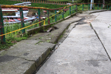 En este sector de la estación de servicio salida hacia Manzanares se notan grietas y hundimiento en el pavimento. 