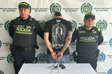 Este domingo, un sujeto terminó capturado en el Centrosur de Caldas luego de dispararles a policías mientras huía de ellos. 