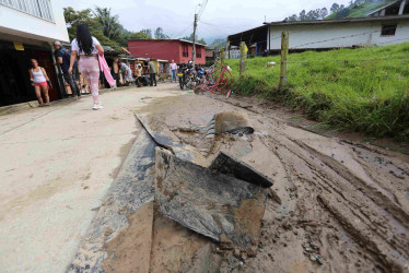 Los damnificados de la vereda Gallinazo madrugaron a sacar a la calle los enseres mojados. Limpiaban el interior de sus viviendas afectadas por el lodo. Varios electrodomésticos quedaron inservibles y los colchones empapados.