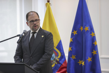 El ministro del Interior de Ecuador, John Reimberg, habla este martes, en Quito (Ecuador). Reimberg puso en duda la versión del presidente de Colombia, Gustavo Petro, sobre el hallazgo de una supuesta bomba en territorio colombiano lanzada desde Ecuador, al cuestionar que el anuncio se hizo en la madrugada y que horas después se enviara un equipo para verificarlo. 