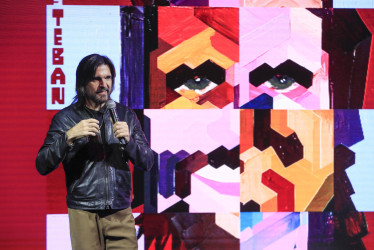 Juanes habla durante el lanzamiento este jueves, en Bogotá, de su nuevo álbum 'JuanesTeban'.