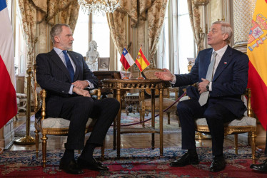El presidente electo de Chile, José Antonio Kast (der.), se reunió con el rey Felipe VI de España este martes, en el Palacio Cousiño en Santiago.