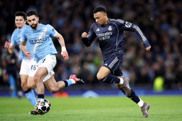 Kylian Mbappé (d) reapareció con el Real Madrid ante el Manchester City en la vuelta de los octavos de final de la Liga de Campeones.