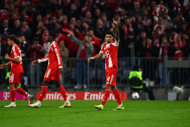 Luis Díaz (d), figura del Bayern Múnich que sueña con avanzar en la Liga de Campeones.