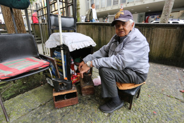 Conozca la historia de María Gloria Salgado, la mujer que lleva 50 años lustrando zapatos en Manizales