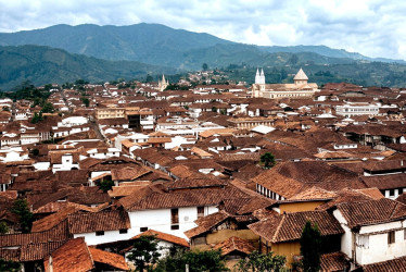 Panorámica de la ciudad con la primera Catedral y, al fondo, la actual Basílica Menor de la Inmaculada Concepción, ambas construcciones en madera.