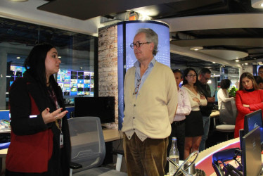 La viceministra de Relaciones Laborales, Sandra Muñoz, hablando con el presidente de Caracol Televisión, Gonzalo Córdoba, durante una inspección en las instalaciones del canal este jueves (26 de marzo), en Bogotá.