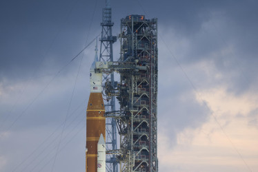 La nave Orion de la misión Artemis II en la plataforma de lanzamiento, lista para el hito histórico de la NASA: el regreso de astronautas a la órbita lunar por primera vez en más de medio siglo.