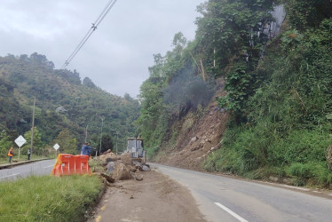 La Alcaldía de Manizales informó que la vía Panamericana estará cerrada este miércoles, pues se demolerán las rocas que cayeron en el derrumbe del fin de semana. Esperan abrir el paso vehicular sobre el mediodía.