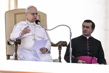 El papa León XIV, acompañado de su secretario personal, monseñor Edgard Rimaycuna.