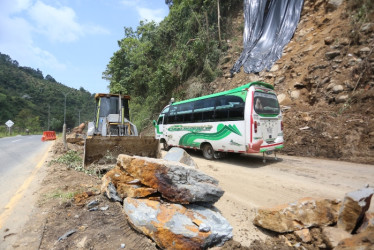 Así está el paso de la vía Panamericana sobre el mediodía de este miércoles en Manizales. Sin embargo, el objetivo es que cada vez que se recoja material se frena el paso. 